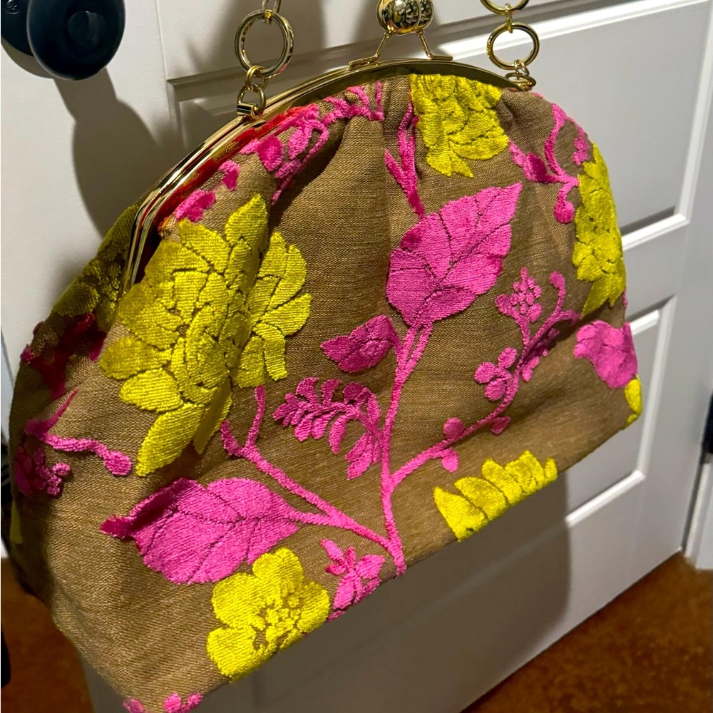 Glenda Giles Bag
Large Tapestry Shoulder Bag with Kiss Lock
Great condition